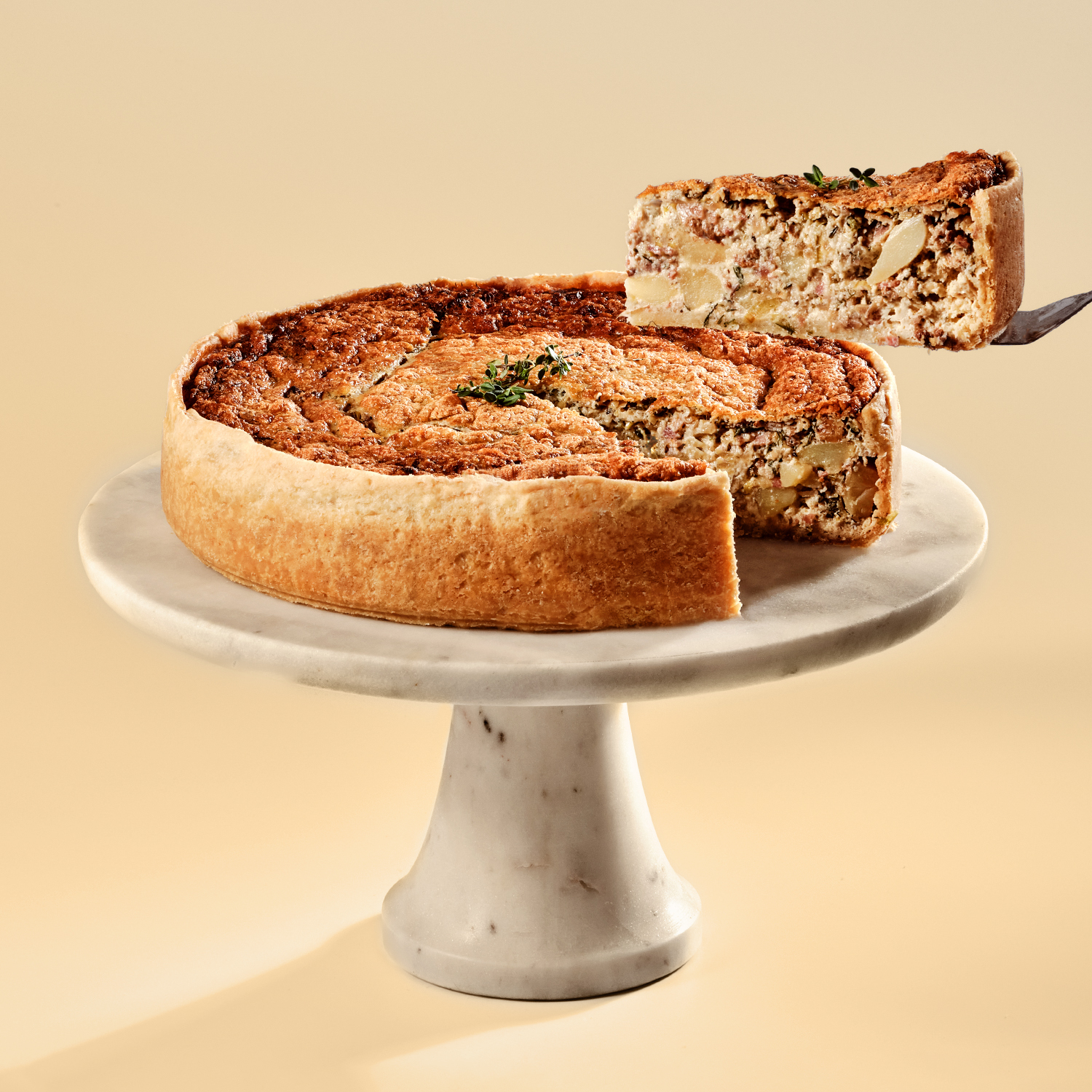 kategoria Wytrawne nowości, produkt na obrazku to Quiche z kurkami, boczkiem i ziemniakami